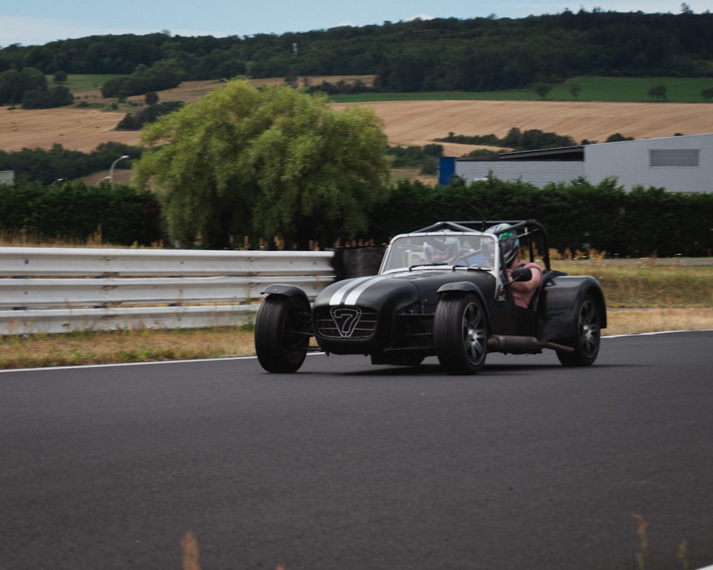 Schwarz-weißer Oldtimer tagsüber unterwegs