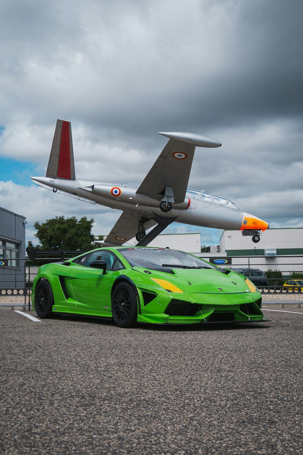 Grüner Ferrari-Sportwagen tagsüber unterwegs