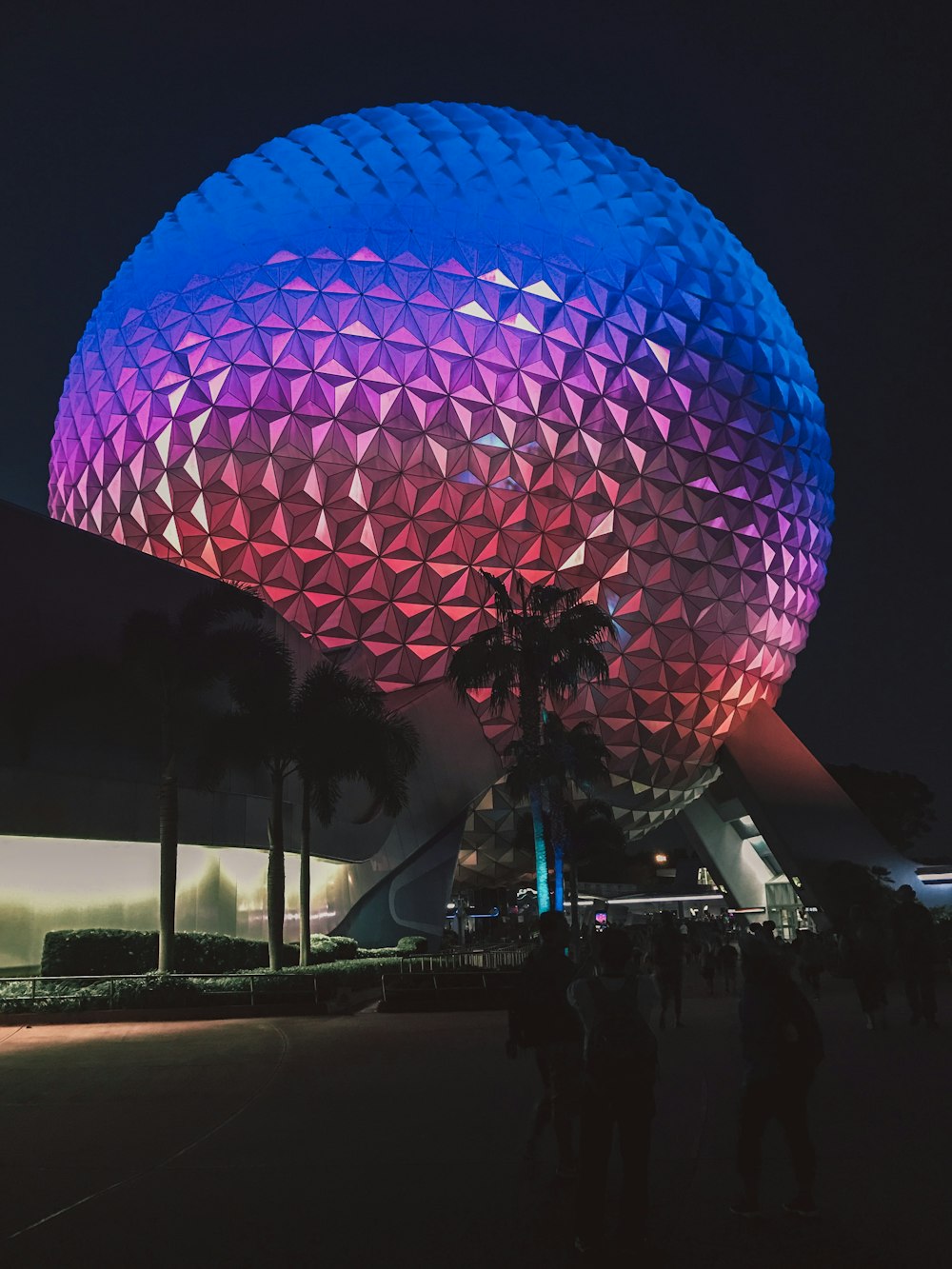 boule bleue et violette avec des lumières