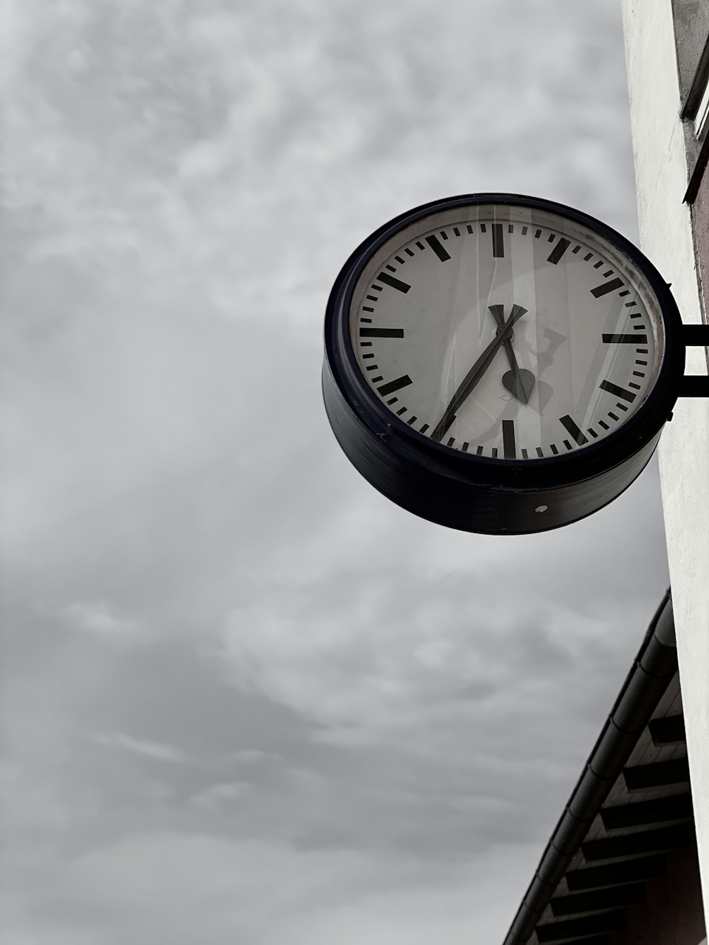 blue and white round analog wall clock at 10 00