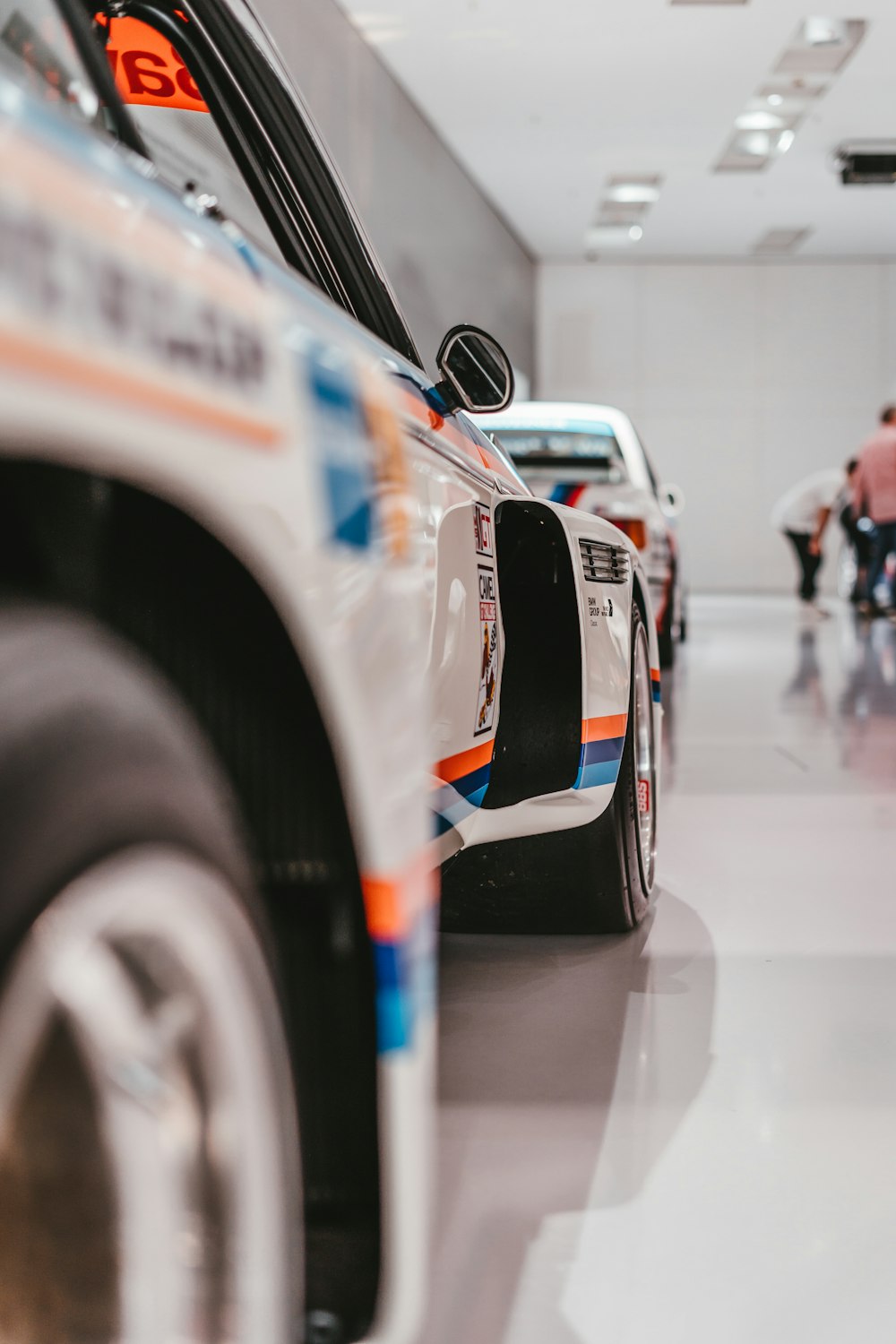 voiture blanche, rouge et bleue sur la route