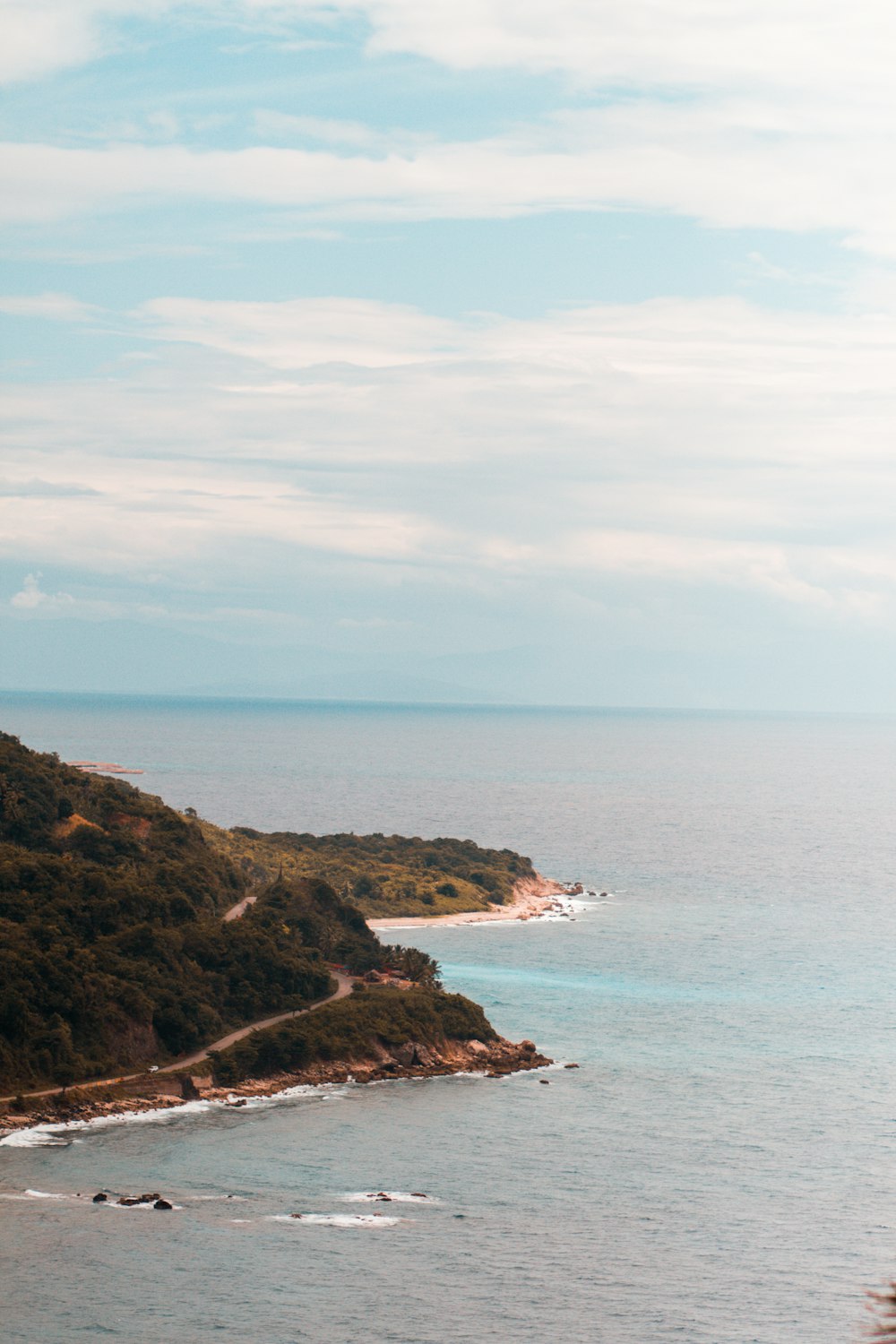 Isola marrone e verde in mezzo all'oceano