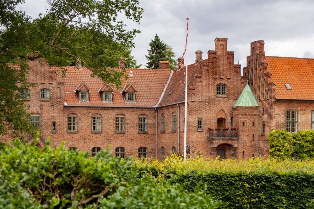 Braunes Betongebäude in der Nähe von grünen Bäumen tagsüber