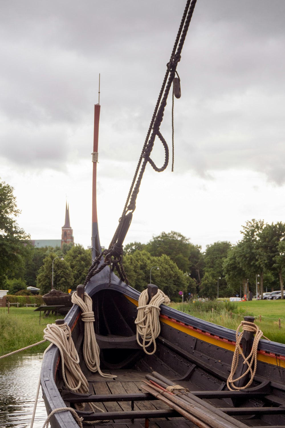 bateau noir et brun sur le champ d’herbe verte pendant la journée