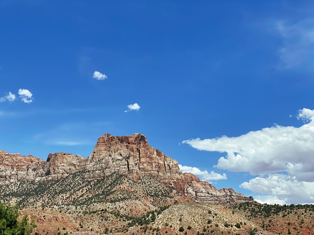 Brauner Rocky Mountain tagsüber unter blauem Himmel