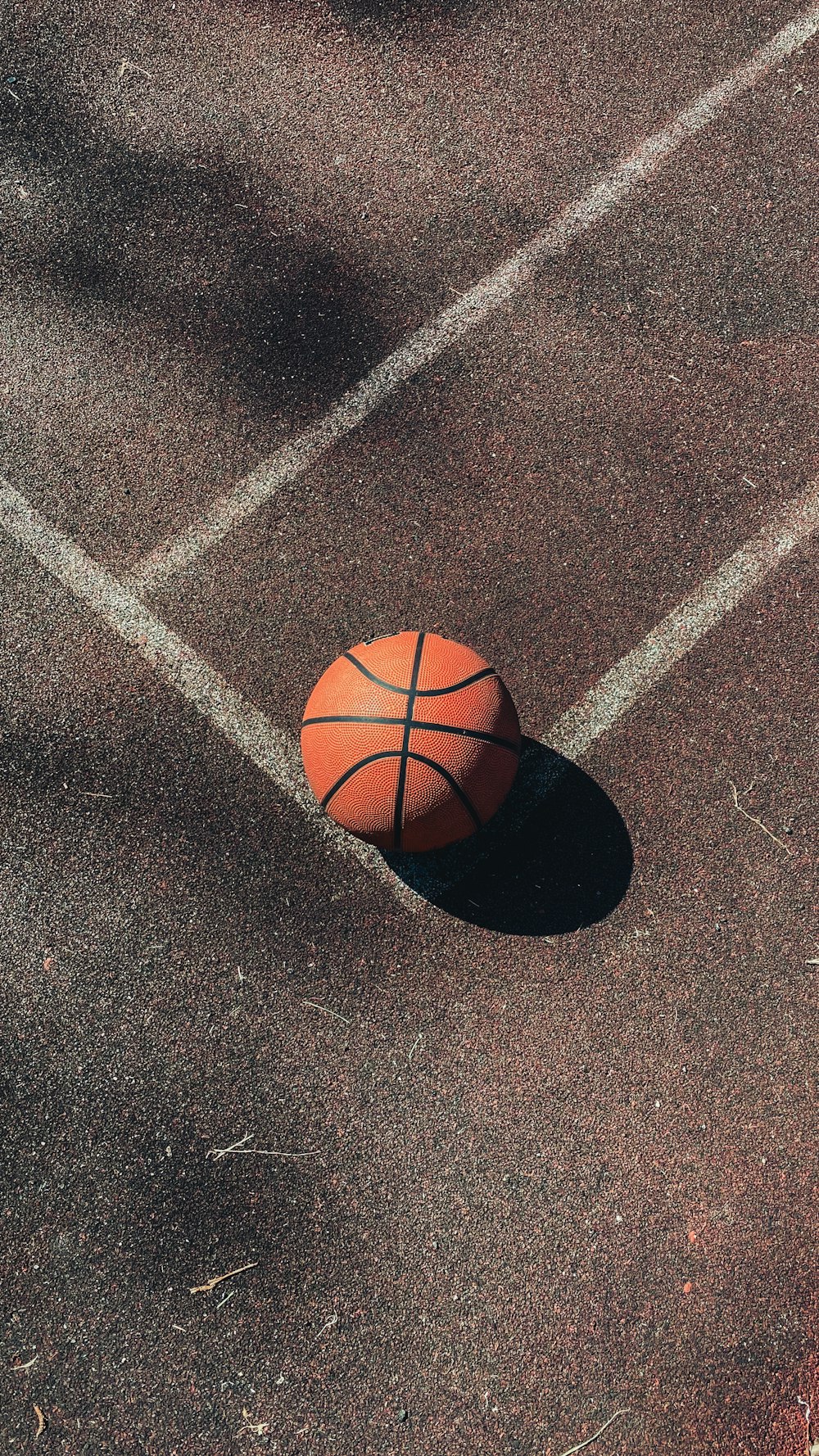 灰色のコンクリートの床に茶色のバスケットボール