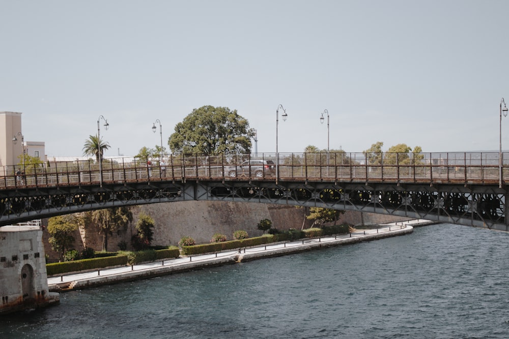 Puente sobre el río durante el día