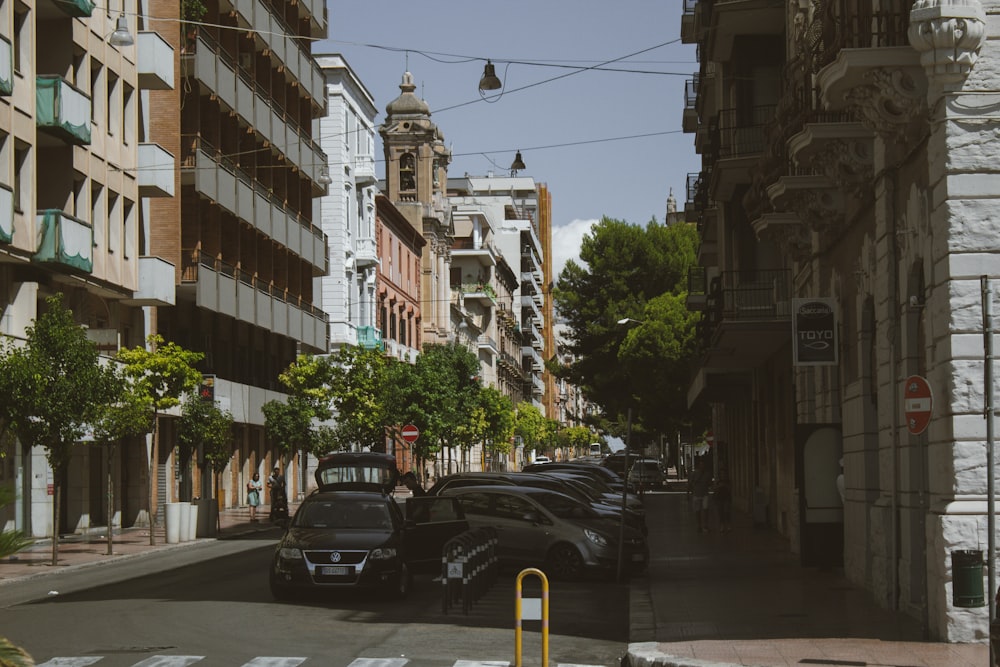 Coche negro en la carretera cerca de un edificio durante el día