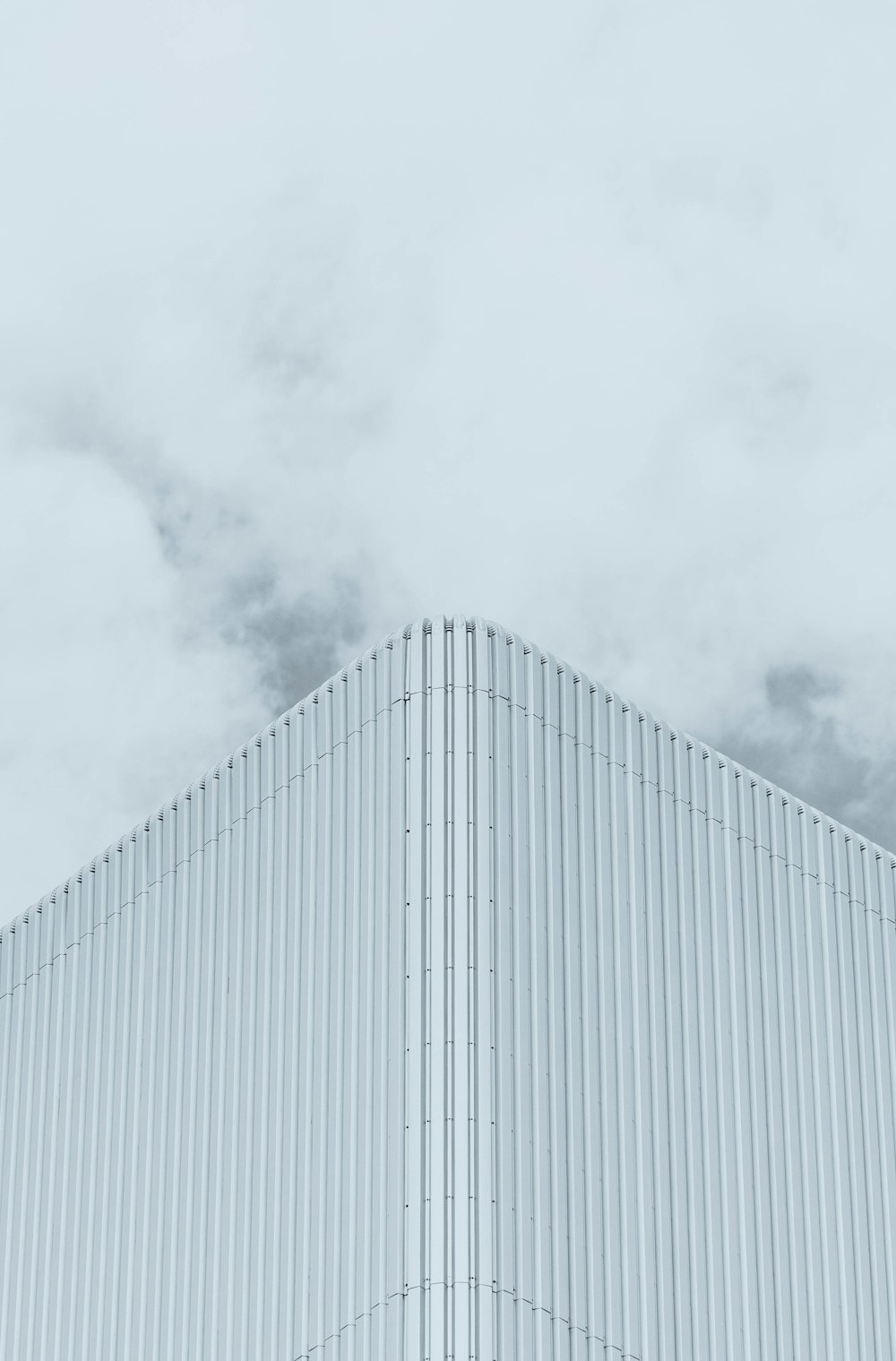 edificio blanco bajo nubes blancas