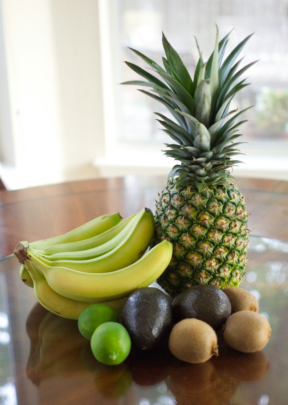 Frutta gialla della banana accanto alla frutta verde e gialla della banana