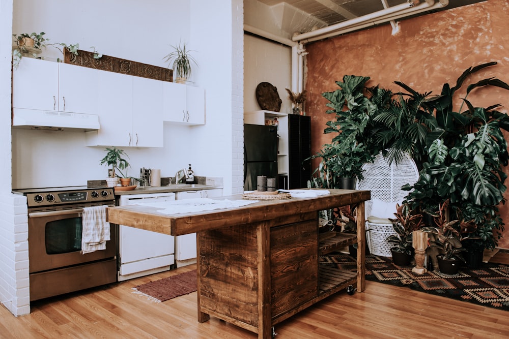 Armoire de cuisine en bois brun avec évier