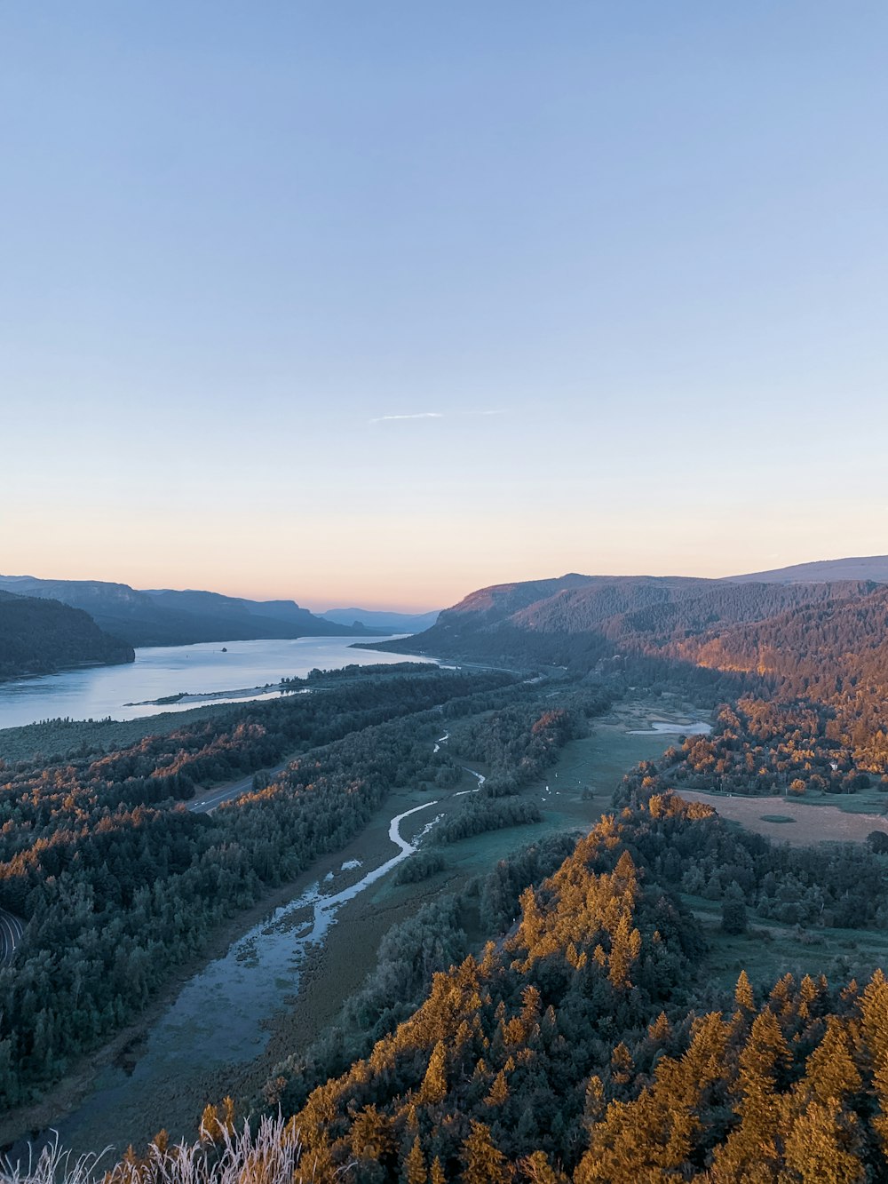 Vista aérea de la ciudad cerca del cuerpo de agua durante el día