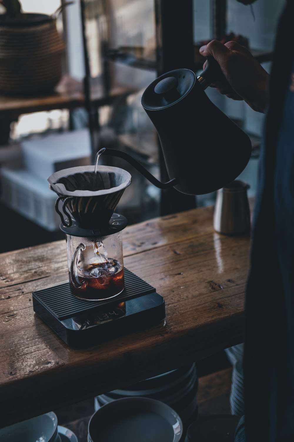 Taza de cerámica negra sobre mesa de madera marrón