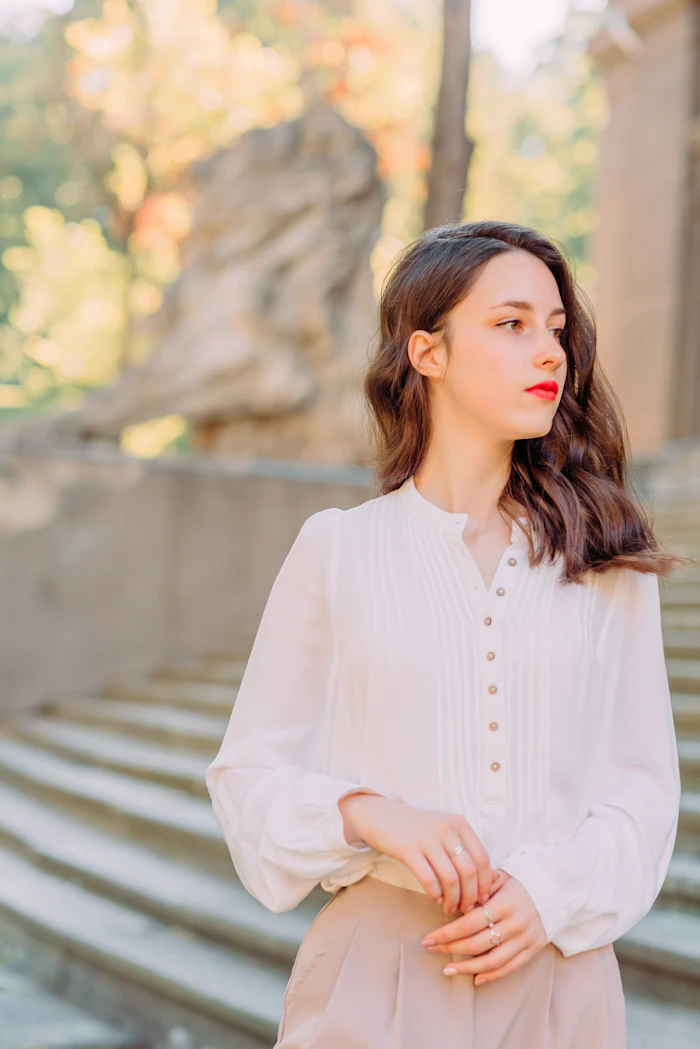 Blusa blanca de manga larga, otro ángulo