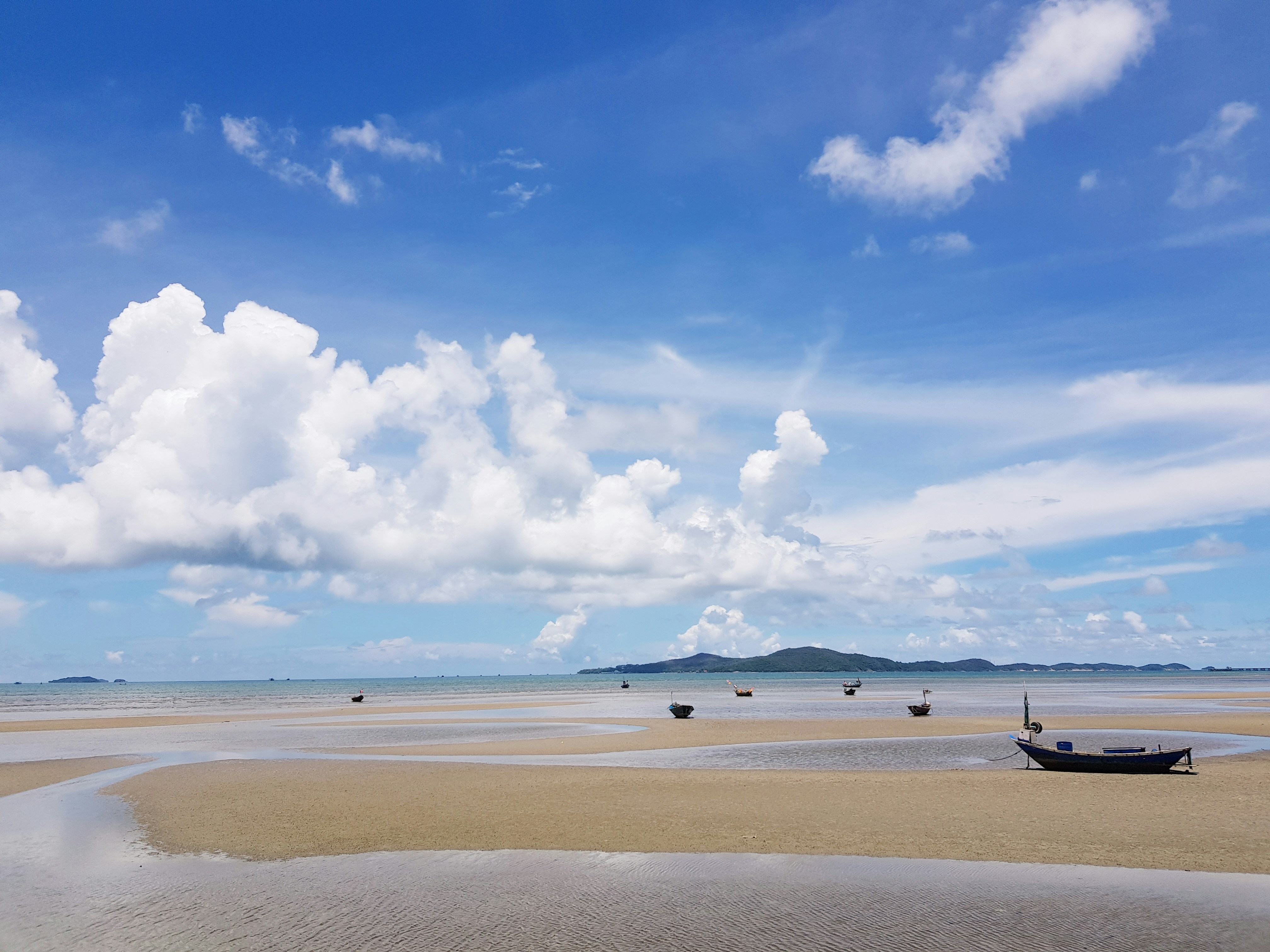perahu yang duduk di atas pantai berpasir