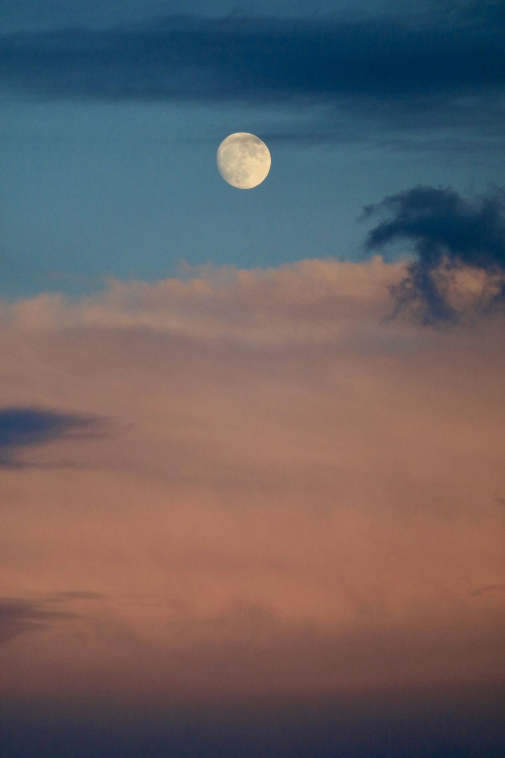 luna piena su nuvole scure