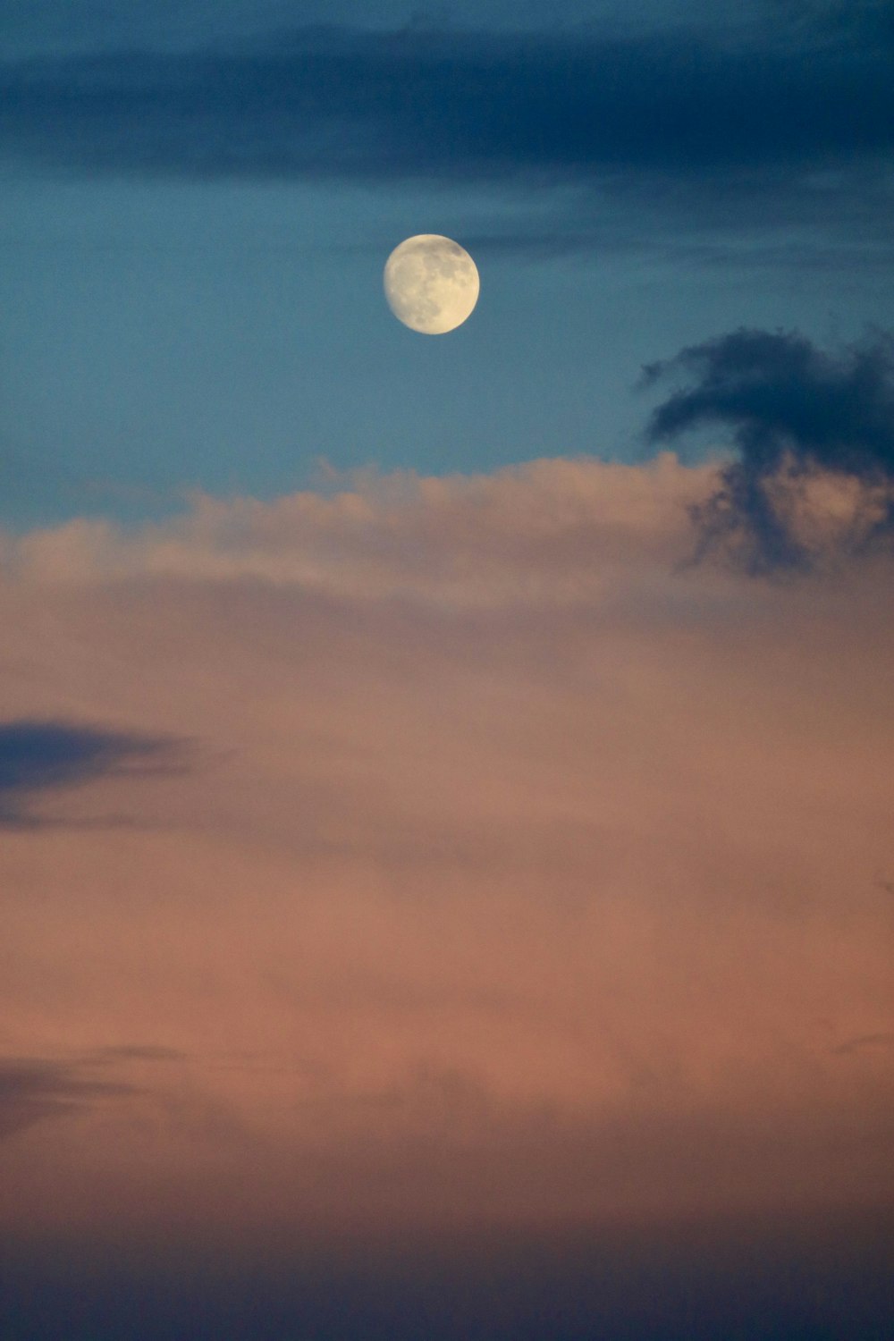 Luna llena sobre nubes oscuras