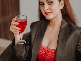 femme sexy qui tient un verre de vin femme sombre lunettes onlyfans mym