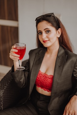 femme sexy qui tient un verre de vin femme sombre lunettes onlyfans mym