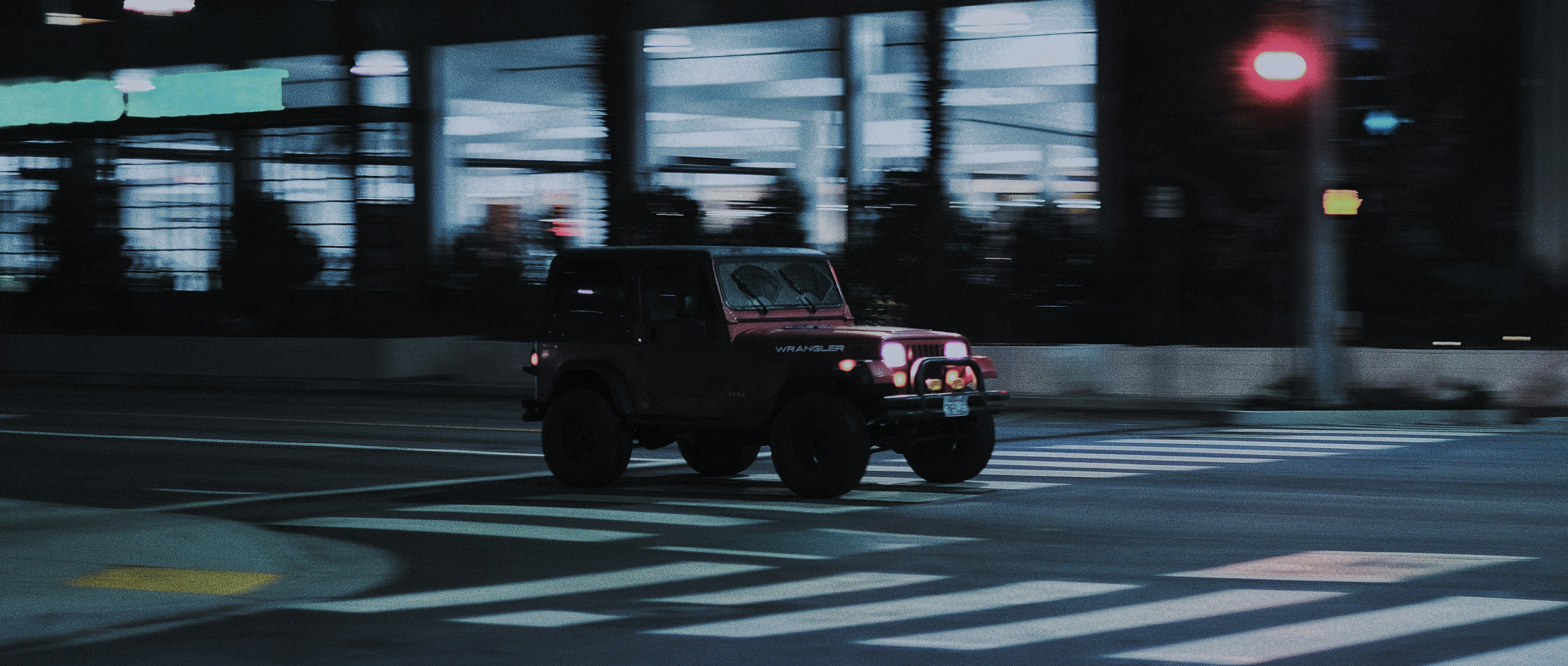 日中の道路上の黒いSUV