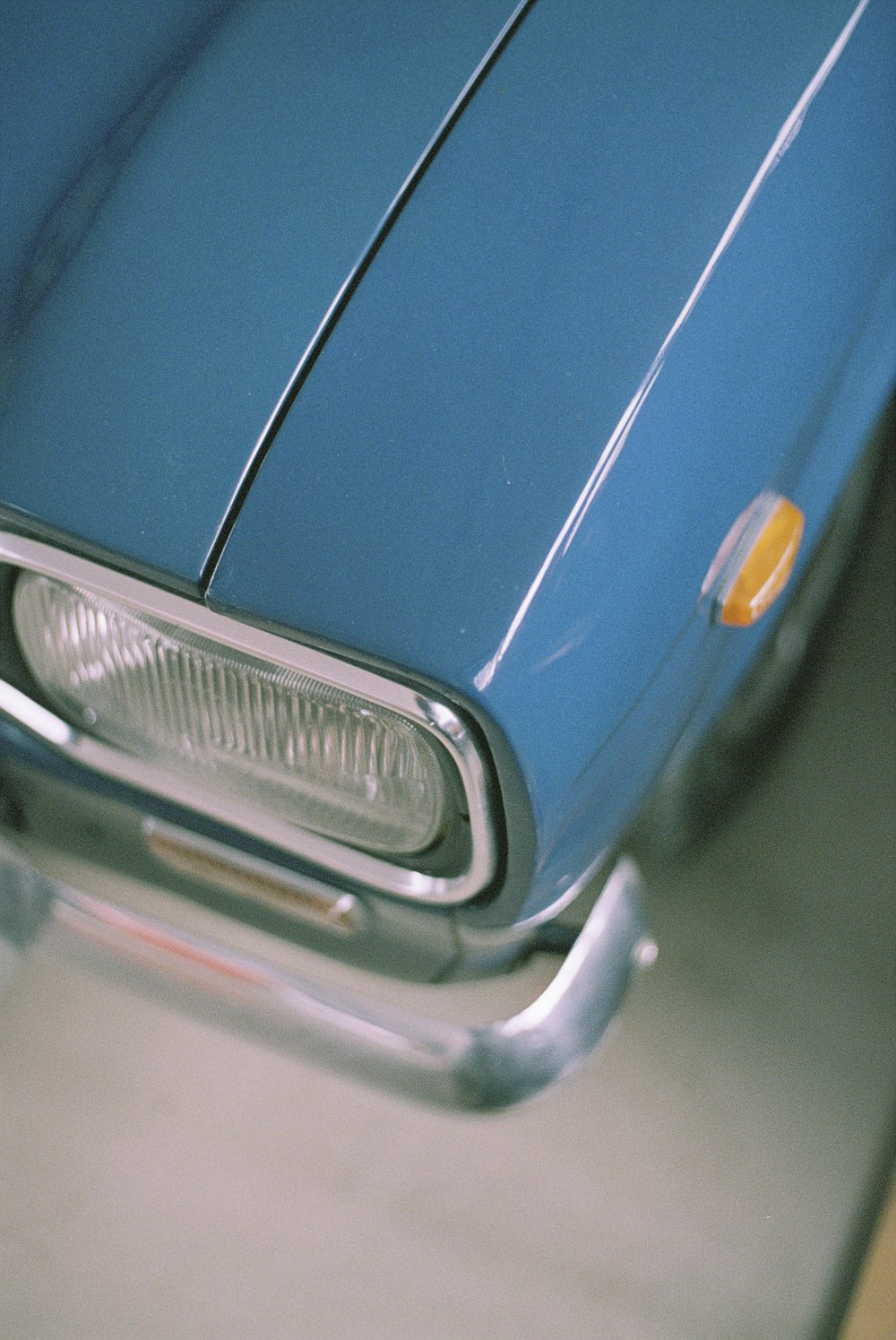 Voiture bleue avec plaque d’immatriculation argentée