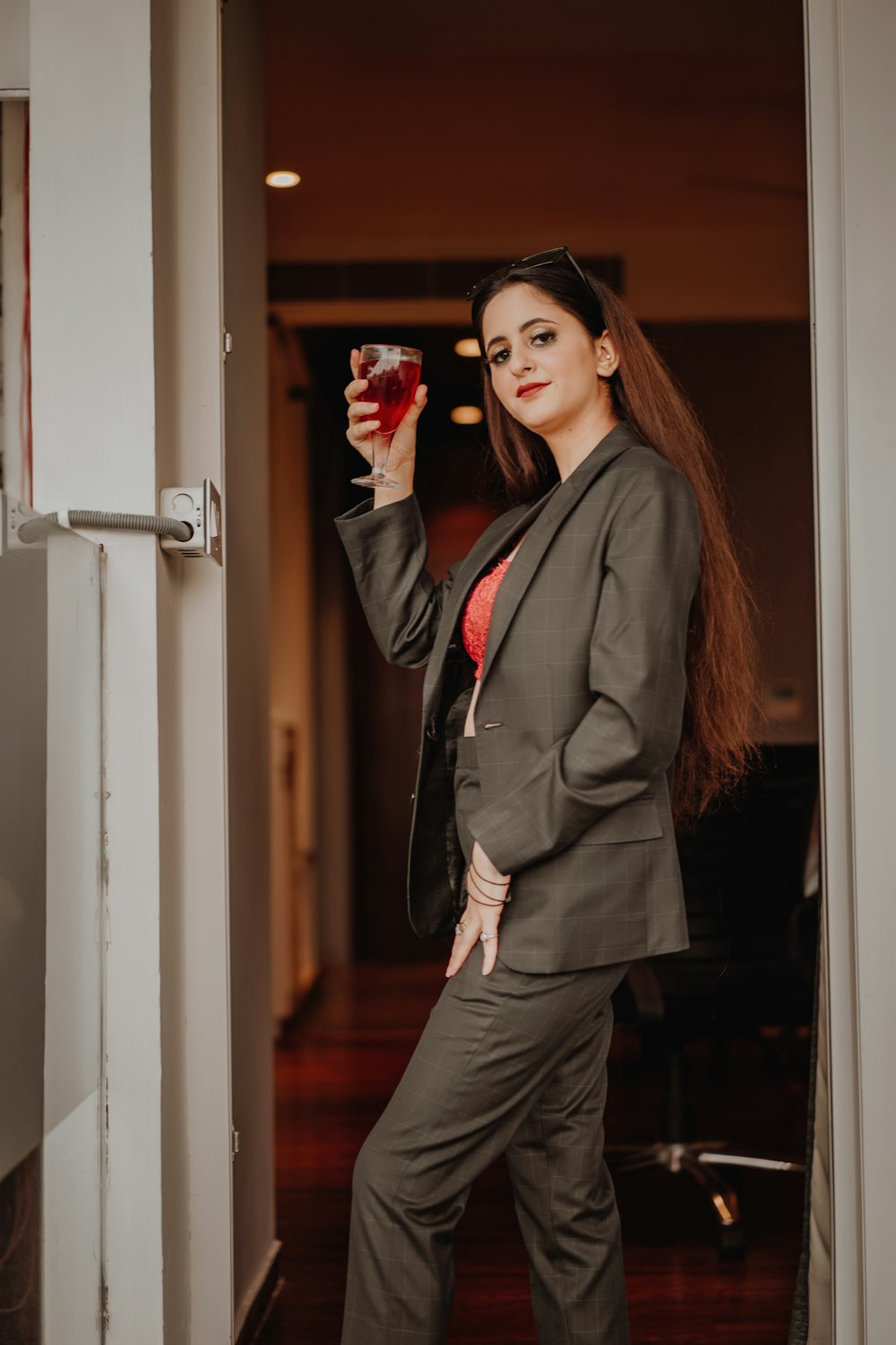 Foto Mulher no blazer preto e vestido cinza de pé ao lado da porta de  madeira branca – Imagem de Vestuário grátis no Unsplash
