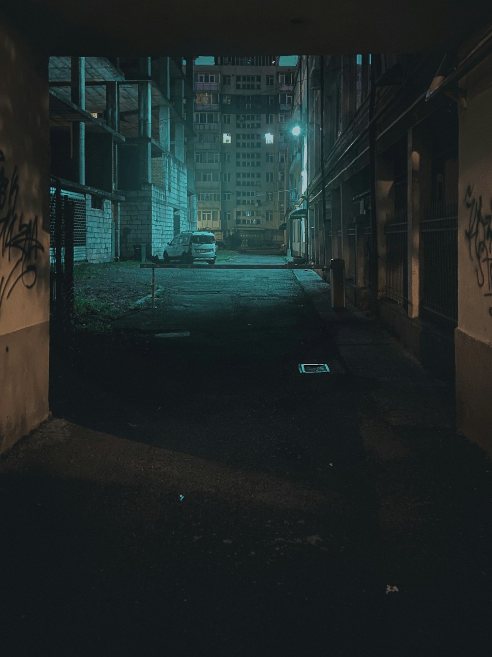 corredor vazio com luz acesa durante a noite