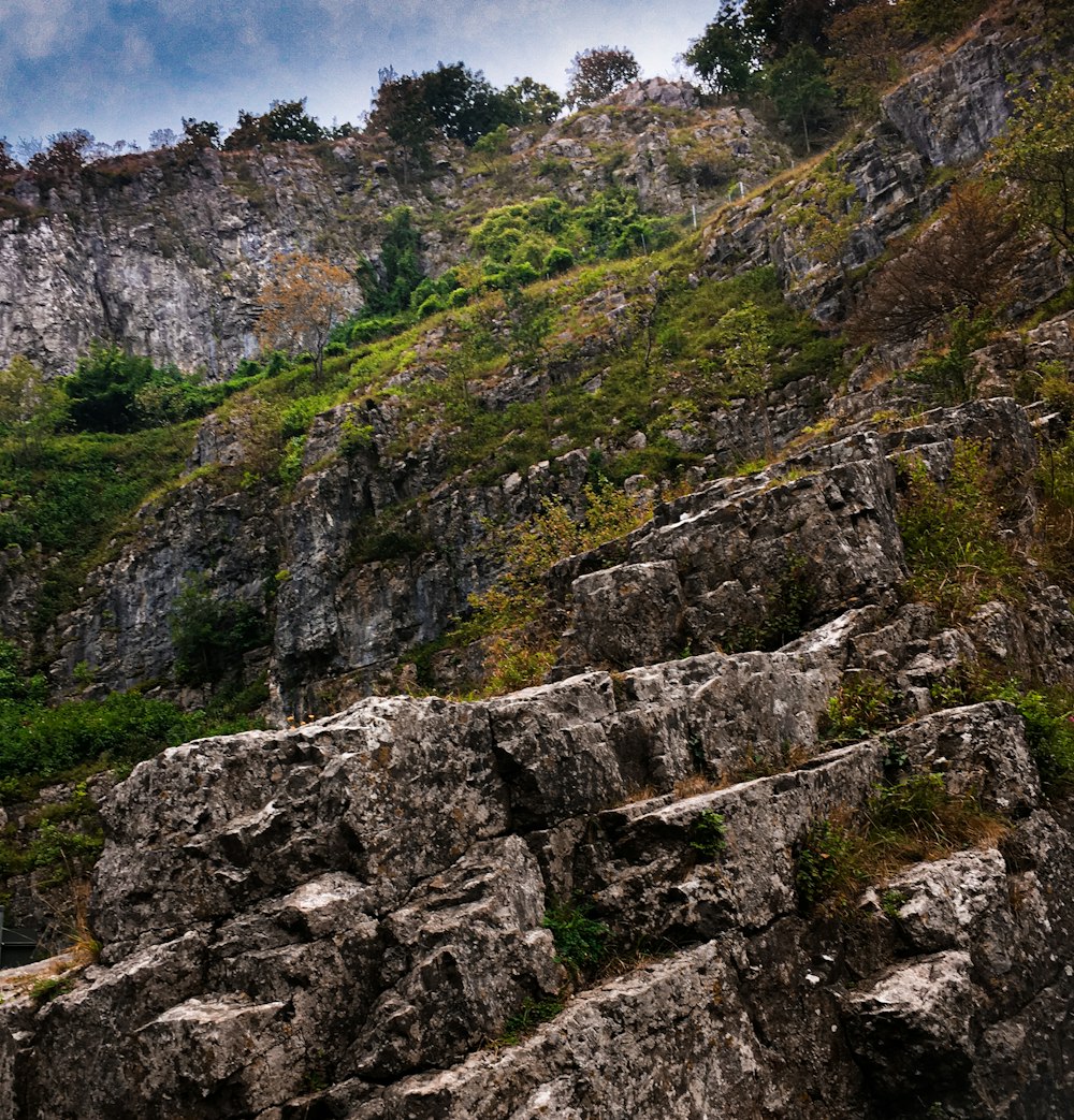 grauer felsiger Berg tagsüber unter blauem Himmel