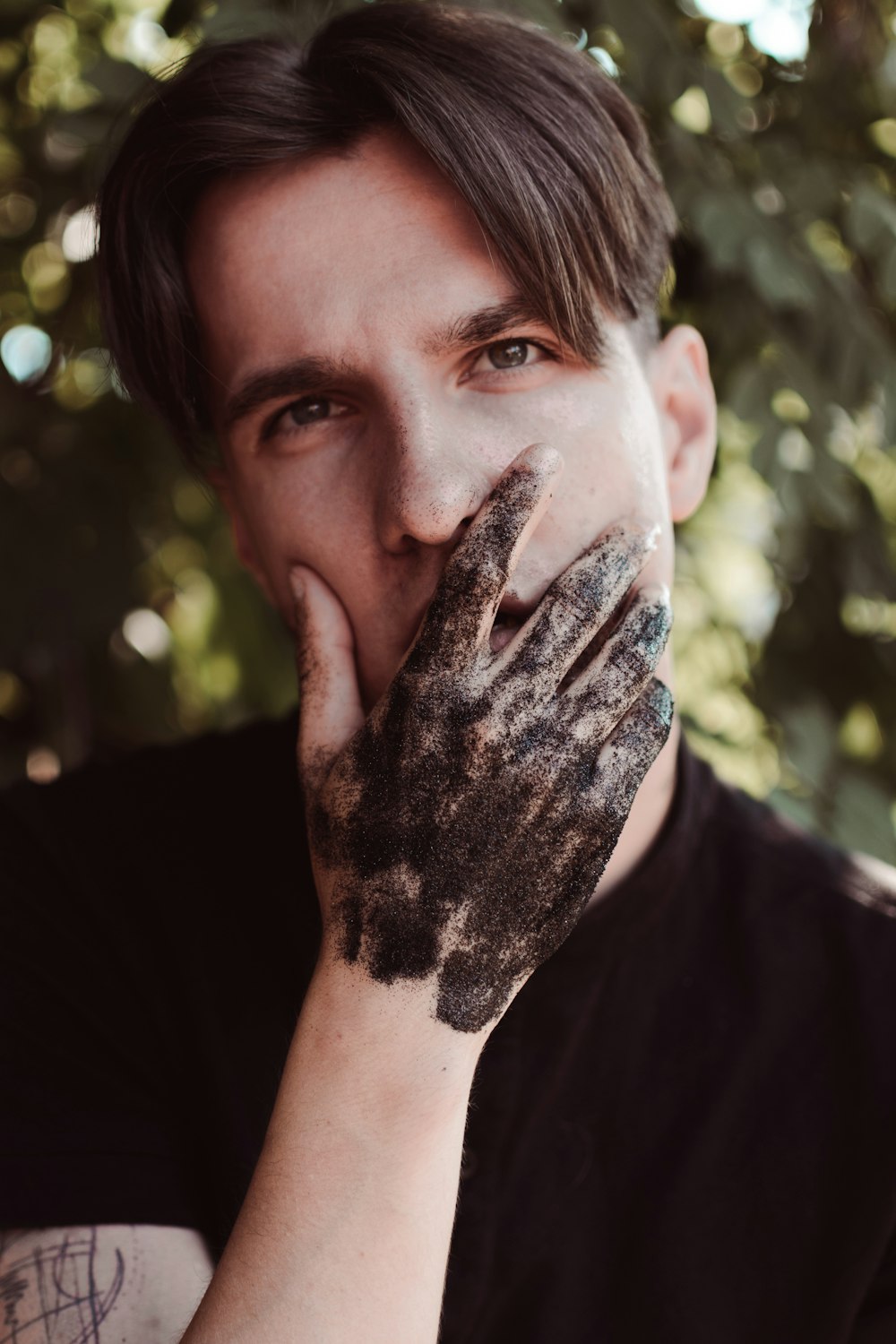 Foto hombre con camisa negra de cuello redondo con tatuaje de calavera en  blanco y negro en la mano izquierda – Imagen Verano gratis en Unsplash