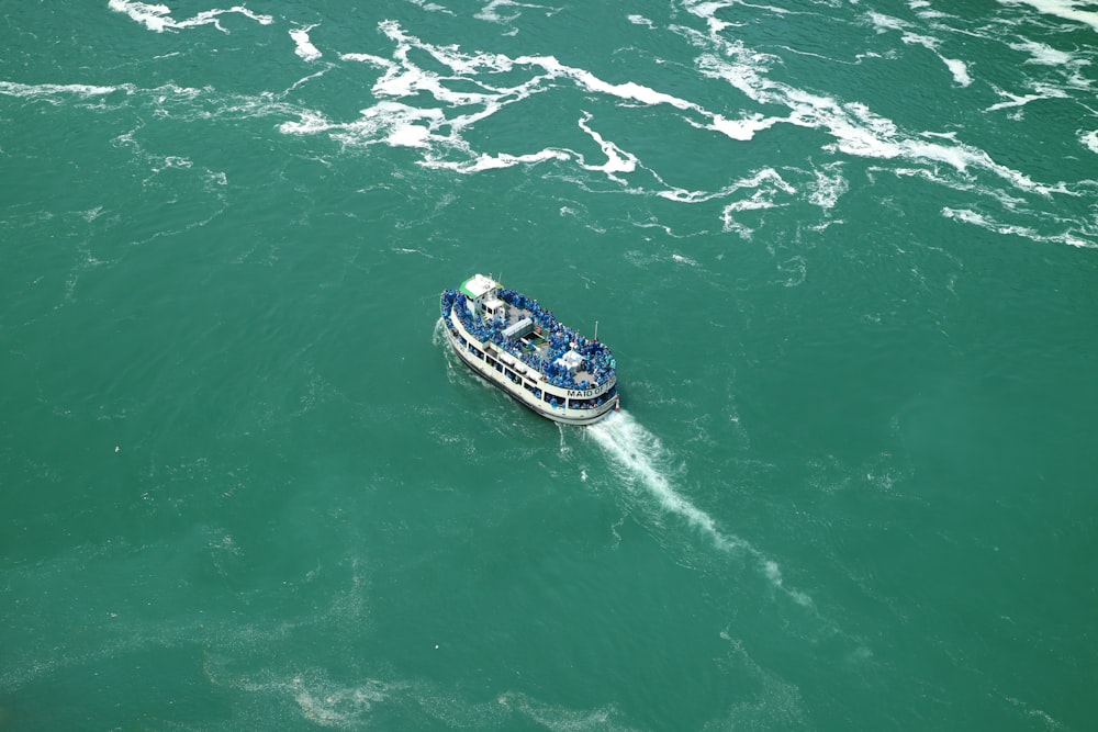 Barco blanco y azul en el mar durante el día