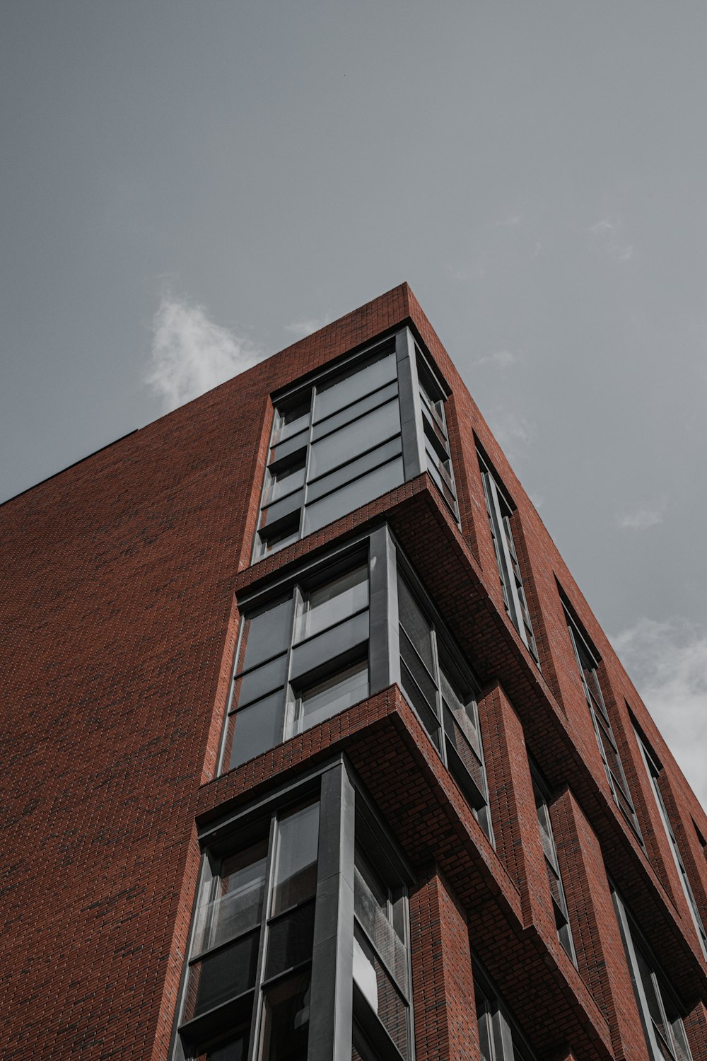 Edificio de hormigón marrón bajo cielo gris