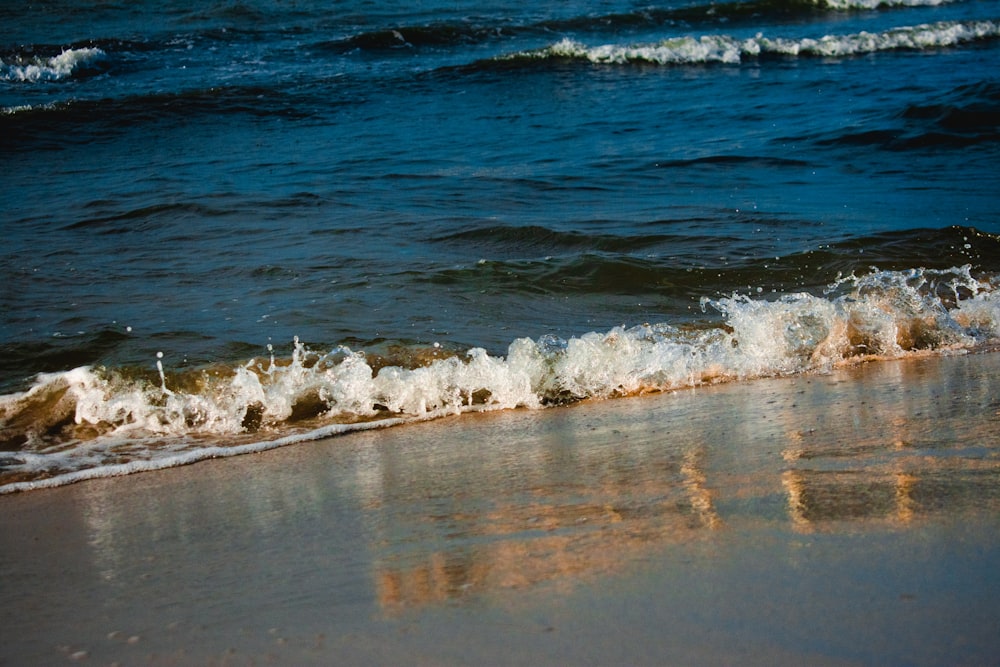 ondas do oceano batendo em terra durante o dia