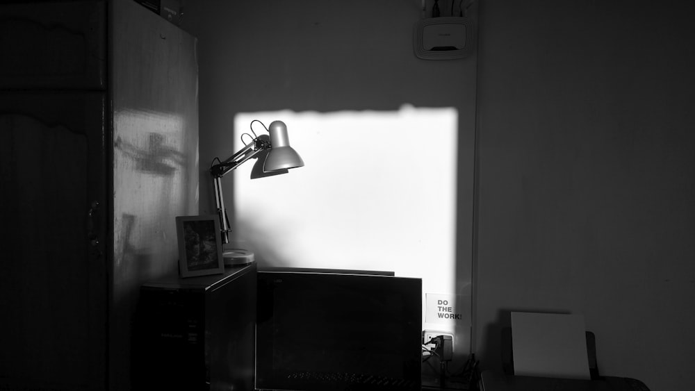 schwarz-weiße Tischlampe auf schwarzem Holztisch