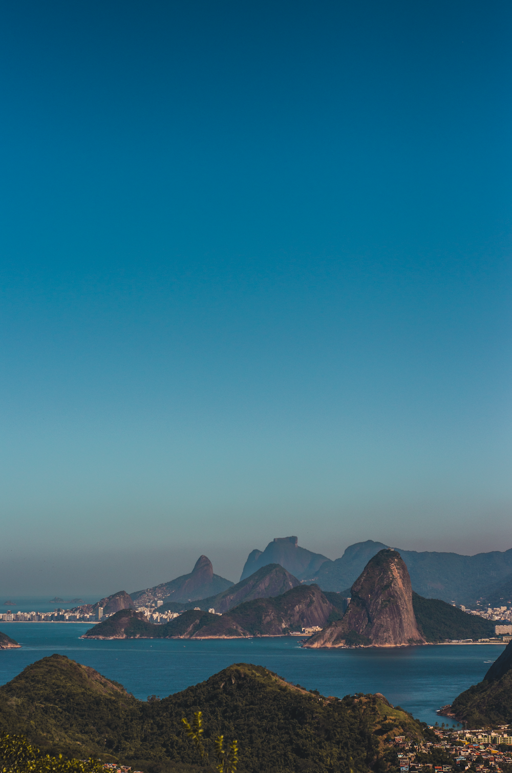 montanha marrom sob o céu azul durante o dia