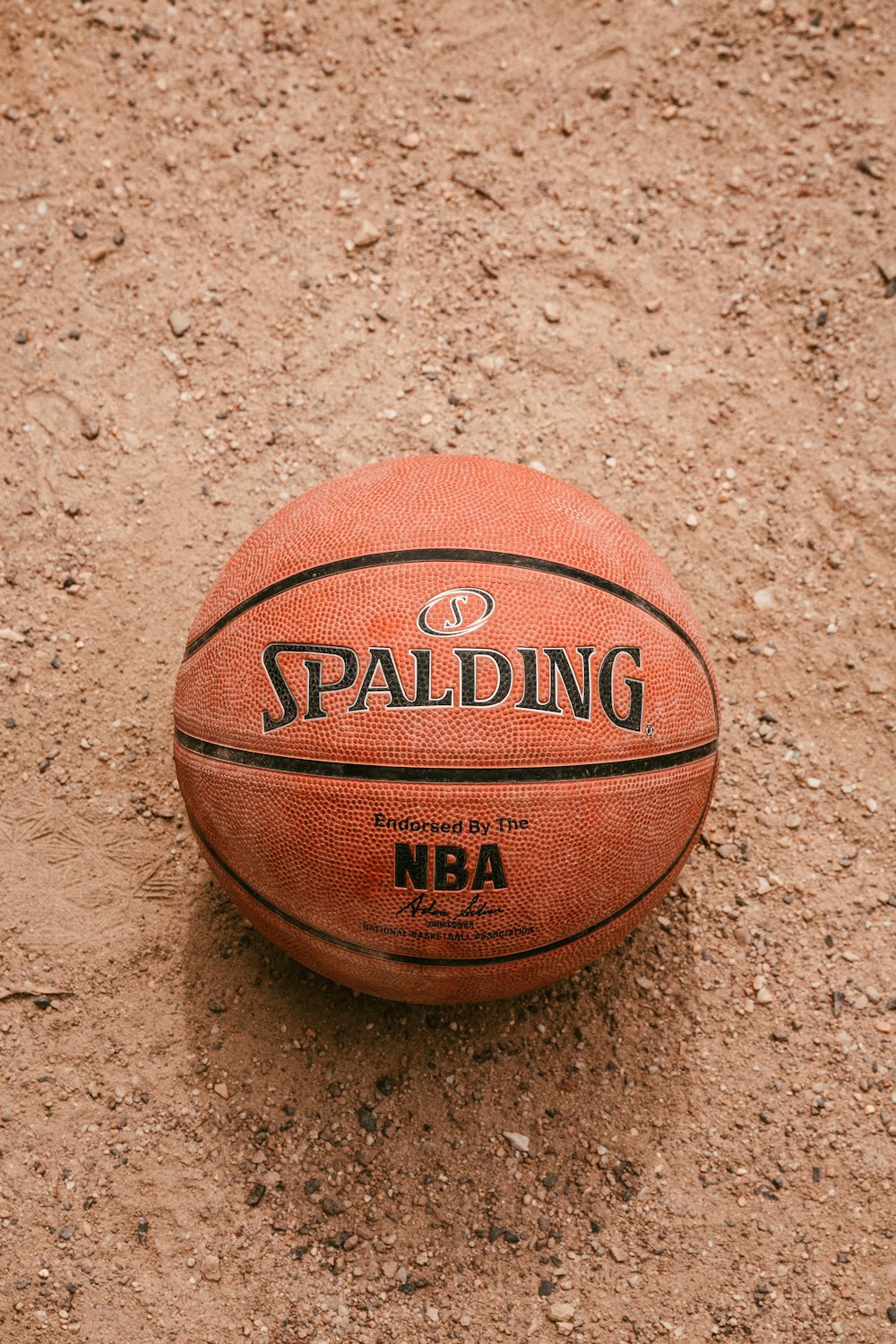 basket-ball marron sur sable blanc