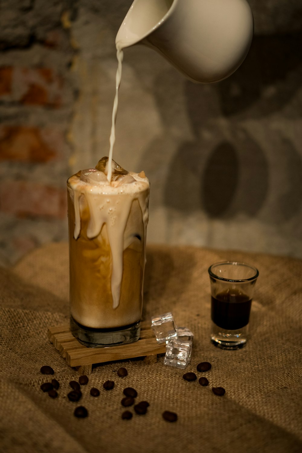 Vaso transparente con líquido marrón y hielo