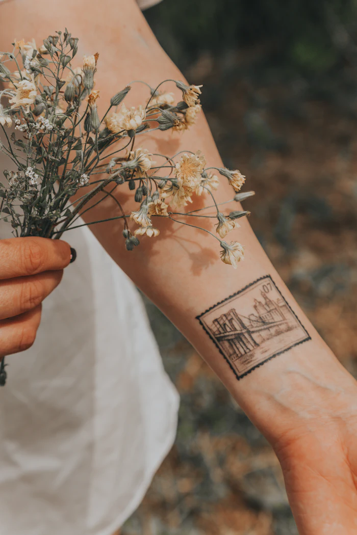 Un avambraccio con tatuaggi guariti