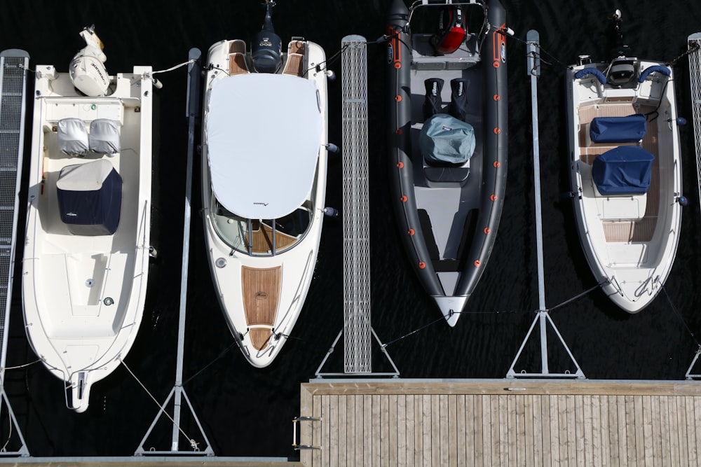 Bateau blanc et rouge sur le quai pendant la journée