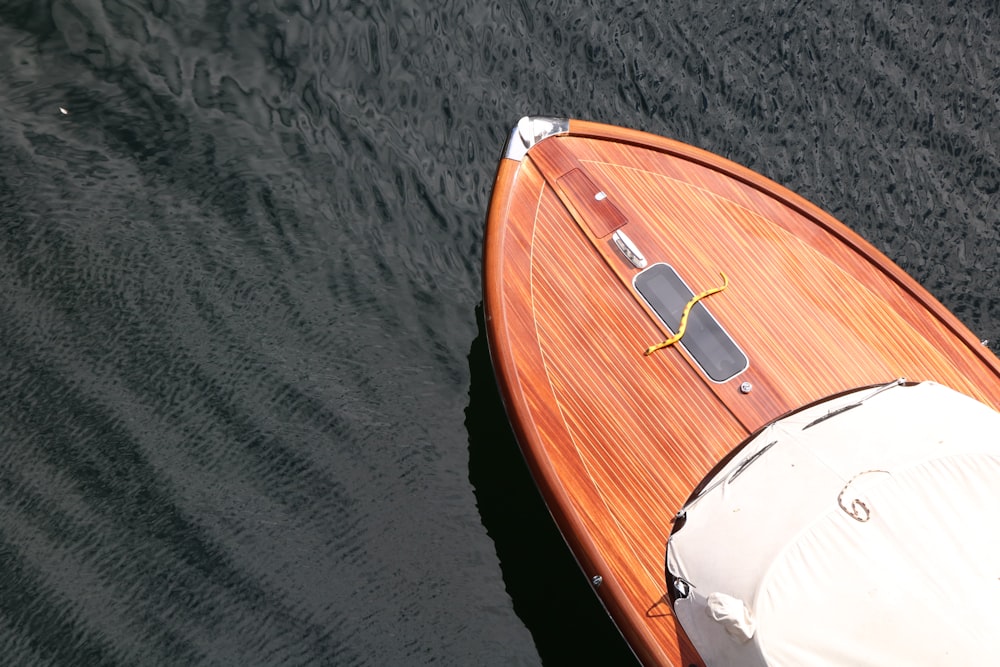 barco marrom e branco na água