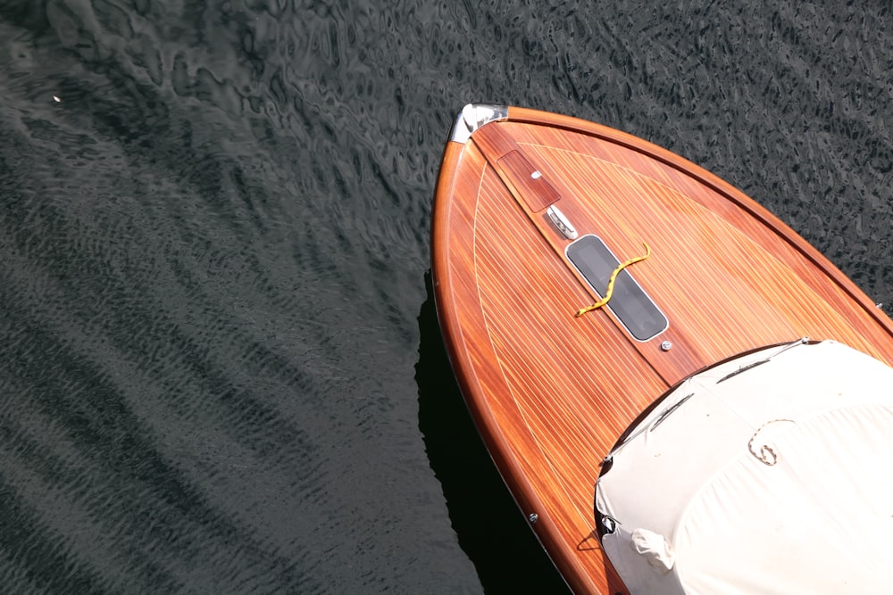 Barco marrón y blanco en el agua