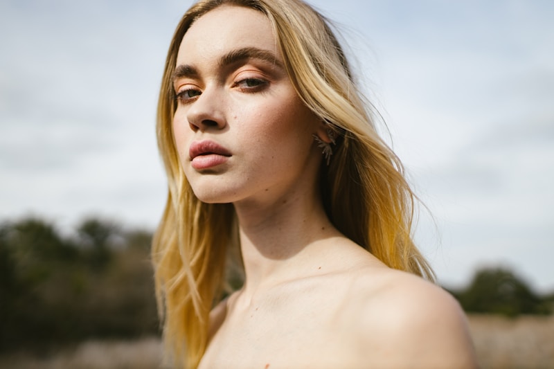 Beauté blonde topless raffinée
