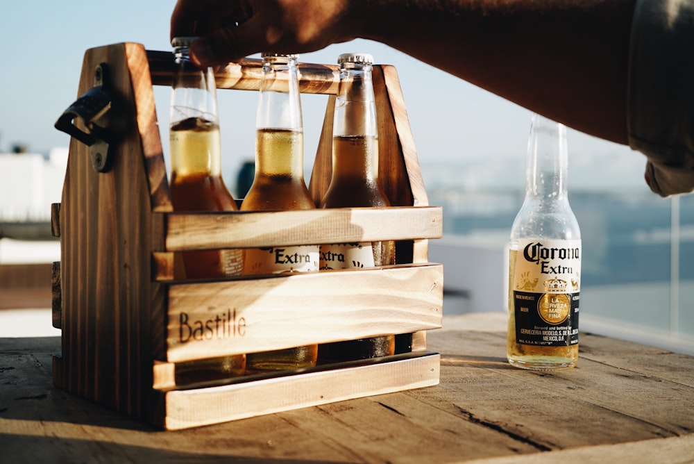 Botellas de cerveza Corona Extra en caja de madera marrón