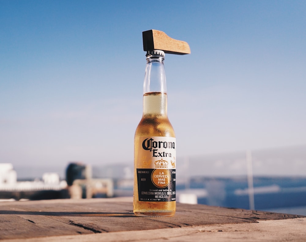 Botella de cerveza Corona Extra sobre mesa de madera marrón