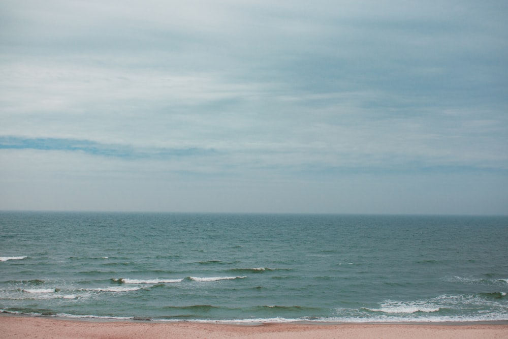 blaues Meer unter blauem Himmel tagsüber