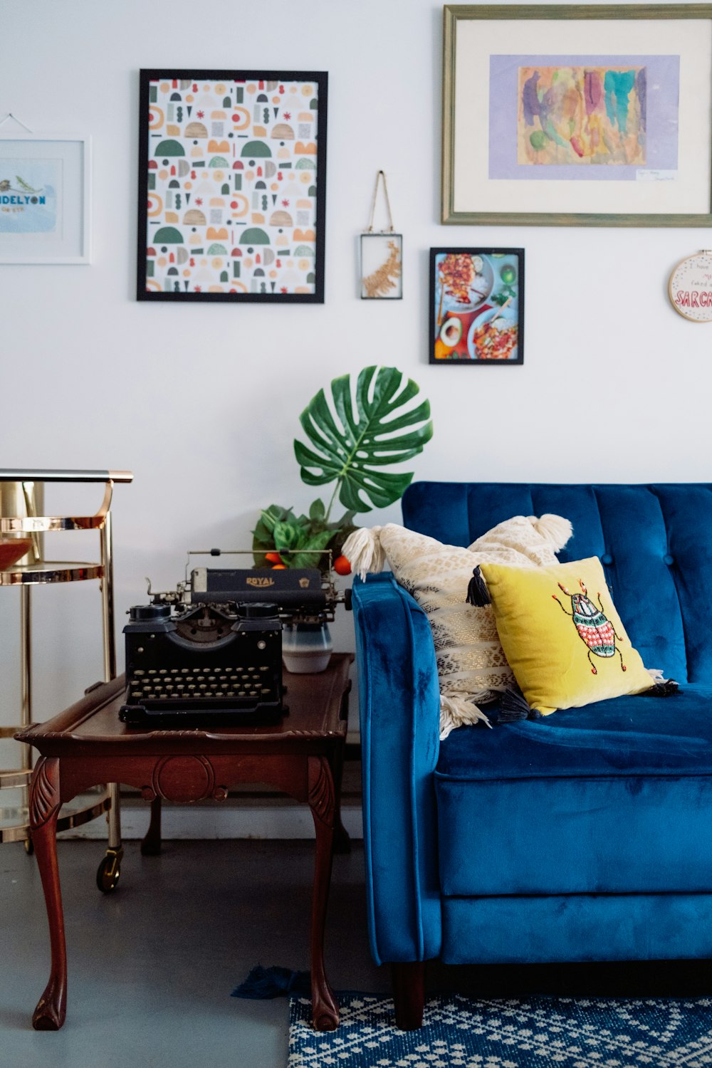 Blue sofa with throw pillows photo – Free Interior Image on Unsplash