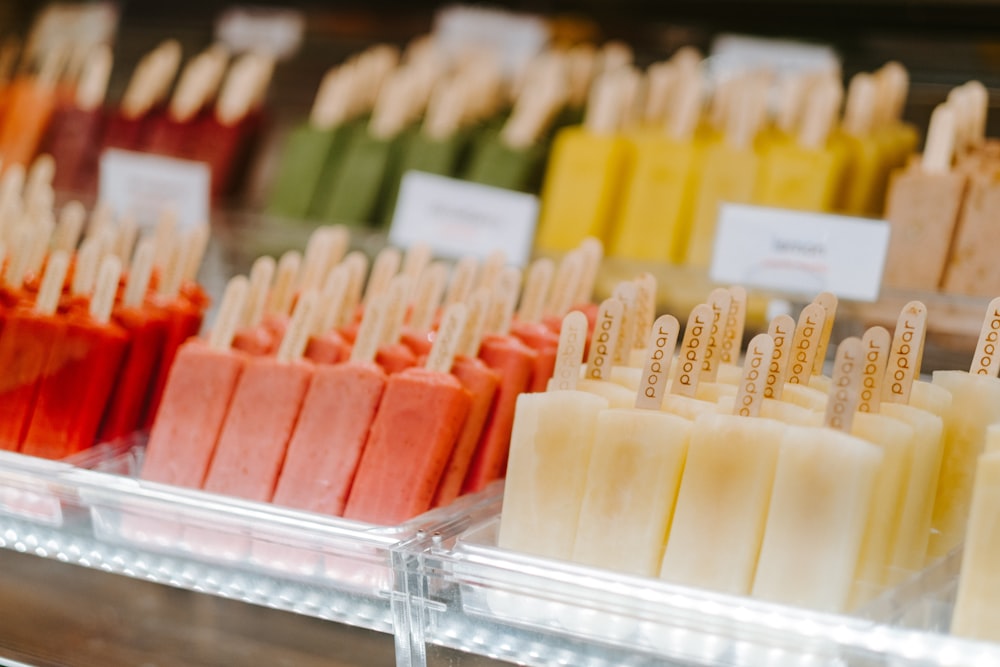 gelbe und rote Plastikpackung