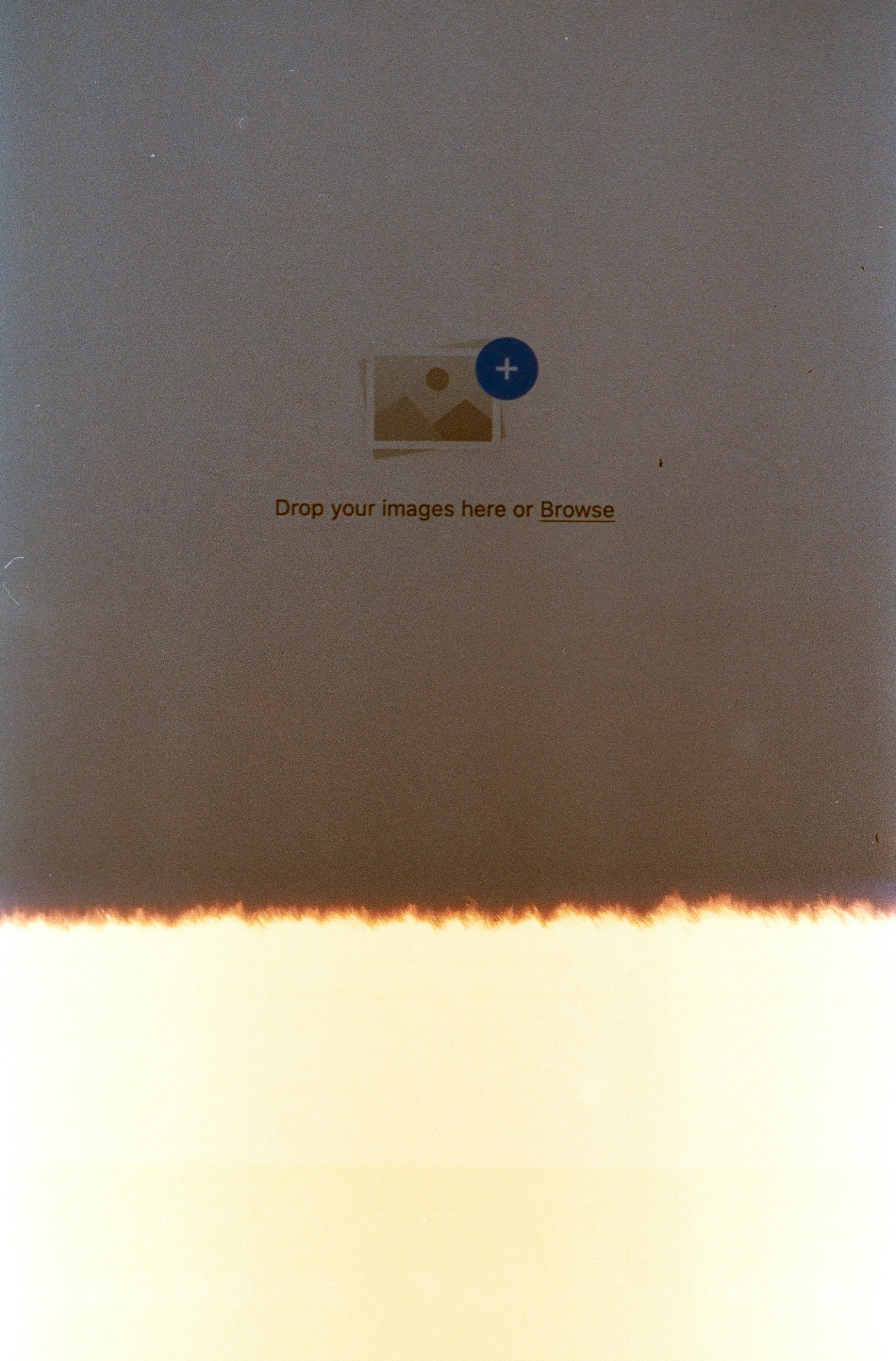 Upload screen Unsplash – First analog film roll shot. Made with Leica R7 (Year: 1994) and Leica Summilux-R 1.4 50mm (Year: 1983). Homemade analog scan. Film reel: Kodak Gold Ultra 400 (expired 2003)