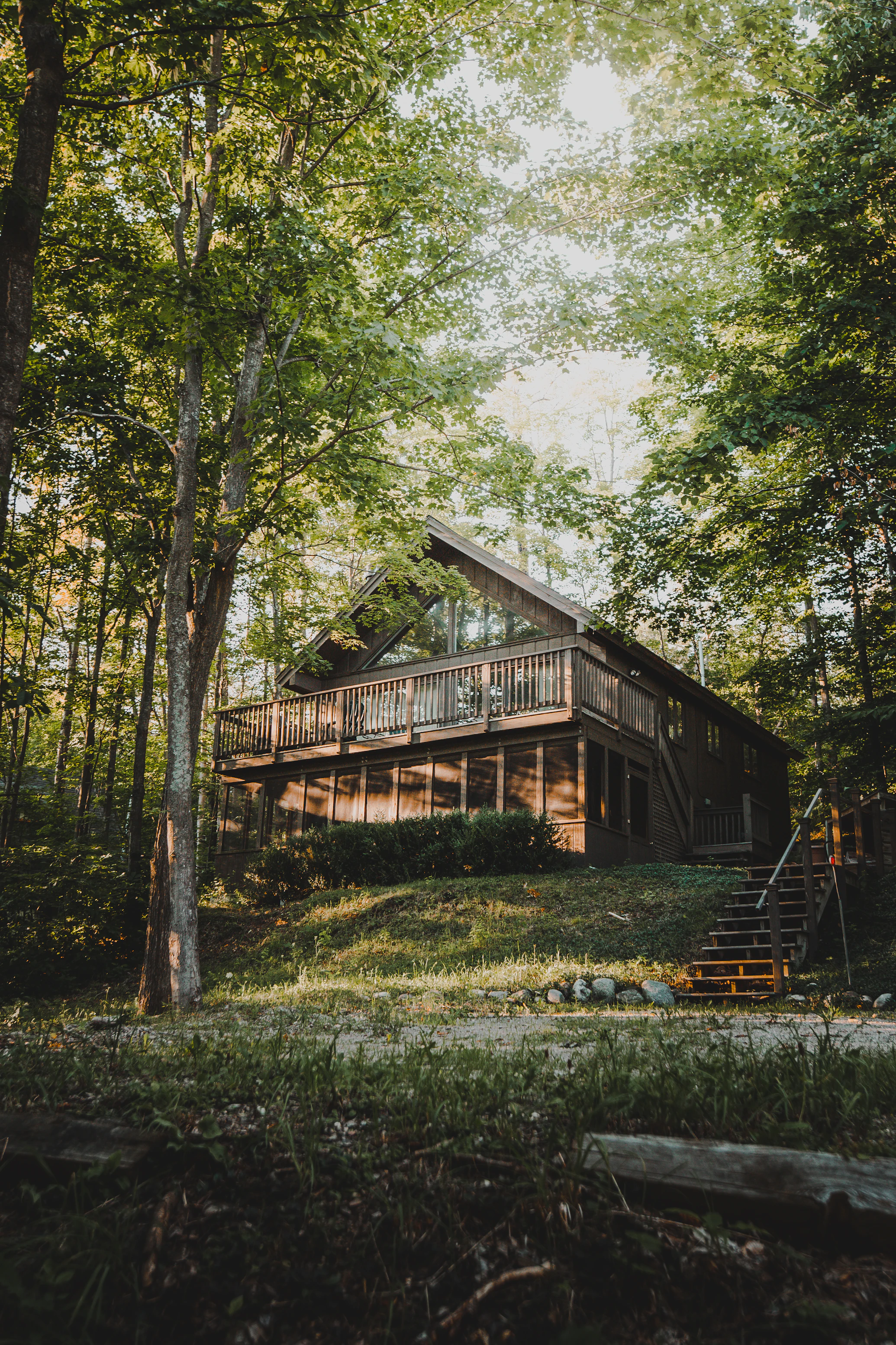Maison de vacances en bois entourée de verdure pour un séjour famille