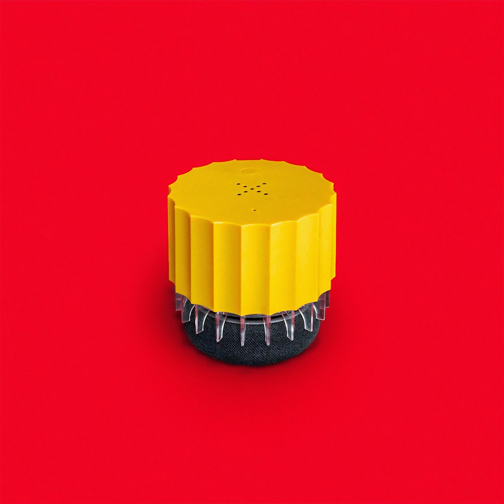 Recipiente de plástico redondo amarillo y negro