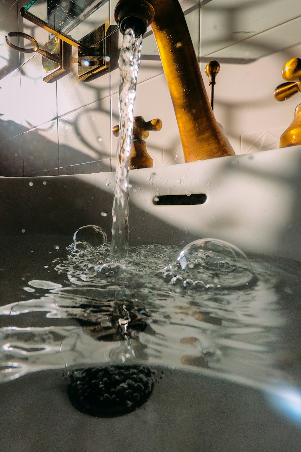 Wasserspritzer auf braunem Holzstab